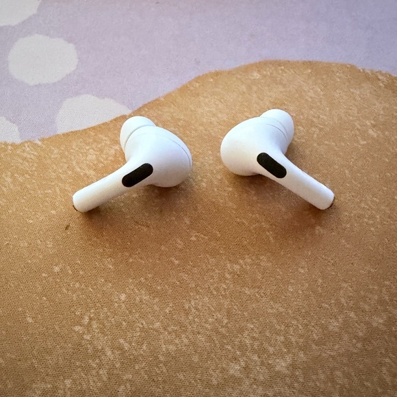 Apple AirPods Pro (1st Generation) – Authentic – Used - Picture 6 of 8